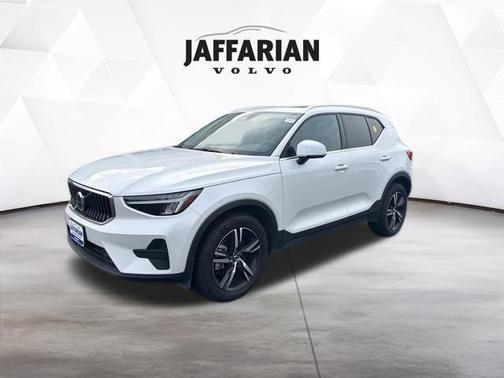 2025 Volvo XC40 B5 Core Bright Theme