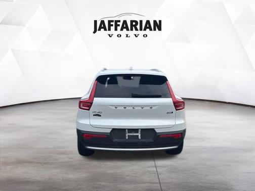 2025 Volvo XC40 B5 Core Bright Theme