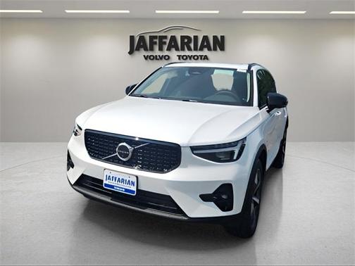 2025 Volvo XC40 B5 Plus Dark Theme