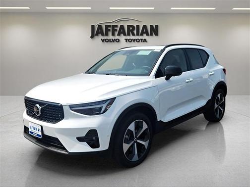 2025 Volvo XC40 B5 Plus Dark Theme