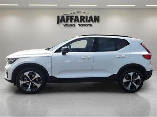 2025 Volvo XC40 B5 Plus Dark Theme