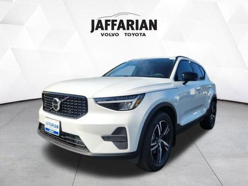 2026 Volvo XC40 B5 Core