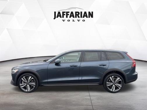 2024 Volvo V60 Cross Country B5 Plus