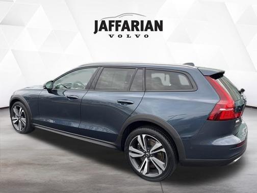 2024 Volvo V60 Cross Country B5 Plus