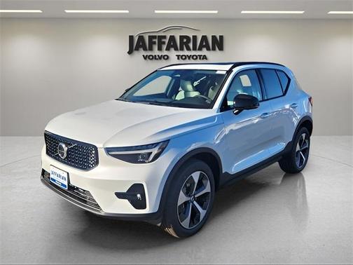 2025 Volvo XC40 B5 Plus Dark Theme