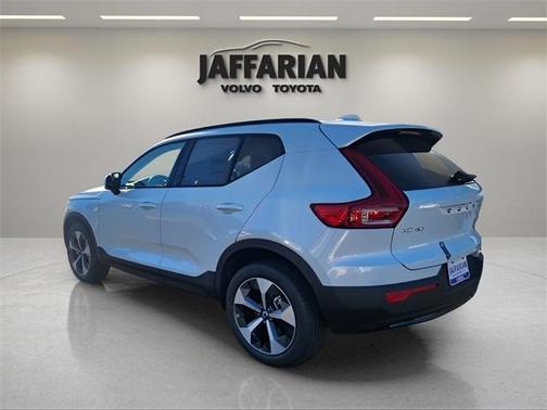 2025 Volvo XC40 B5 Plus Dark Theme
