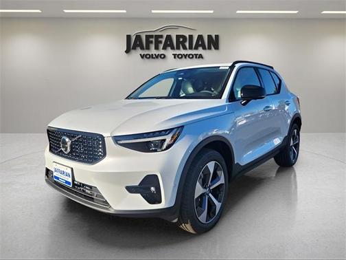 2025 Volvo XC40 B5 Plus Dark Theme