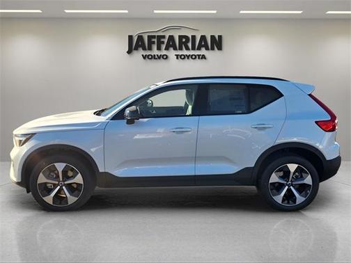 2025 Volvo XC40 B5 Plus Dark Theme