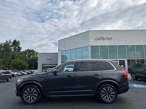 2022 Volvo XC90 T5 Momentum 7 Passenger