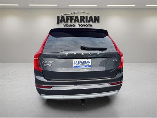 2022 Volvo XC90 T5 Momentum 7 Passenger