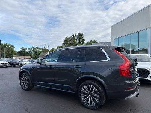 2022 Volvo XC90 T5 Momentum 7 Passenger