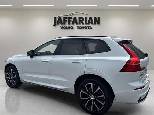 2023 Volvo XC60 B5 Plus Dark Theme
