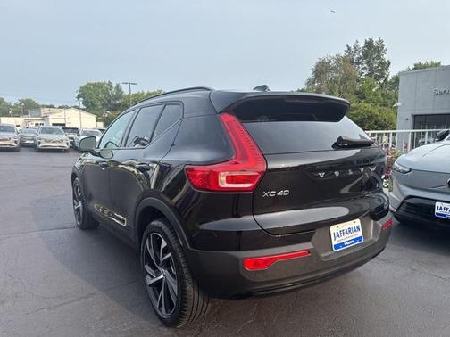 2022 Volvo XC40 T5 R-Design