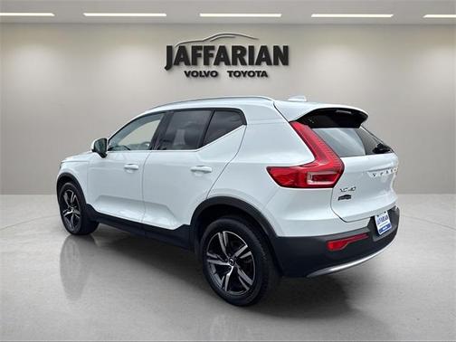 2025 Volvo XC40 B5 Core Bright Theme