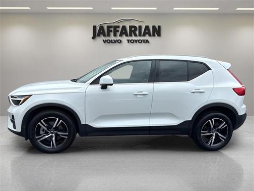 2025 Volvo XC40 B5 Core Bright Theme
