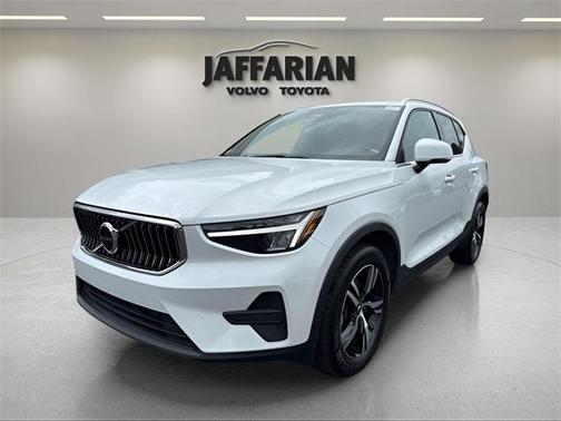 2025 Volvo XC40 B5 Core Bright Theme