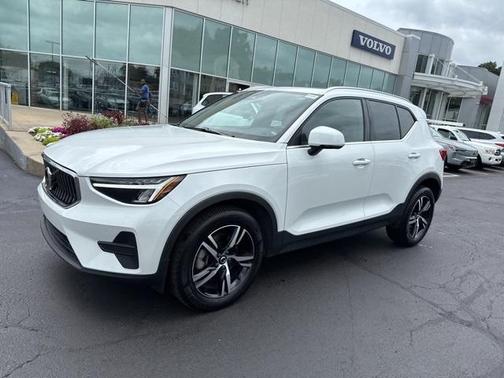 2025 Volvo XC40 B5 Core Bright Theme