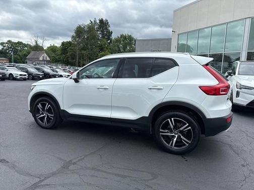 2025 Volvo XC40 B5 Core Bright Theme