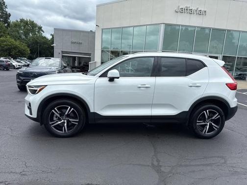 2025 Volvo XC40 B5 Core Bright Theme