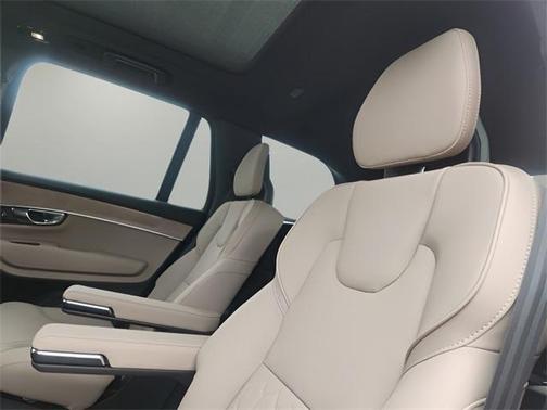 2025 Volvo XC90 B5 Plus