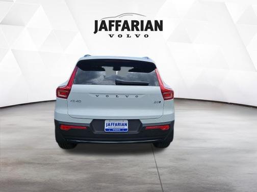 Crystal White 2026 Volvo XC40 Core, B5 AWD Gas (mild hybrid), Dark