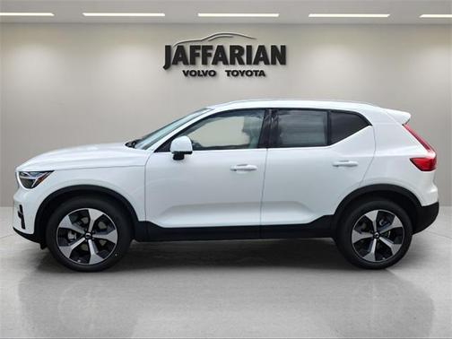 2025 Volvo XC40 B5 Plus Bright Theme
