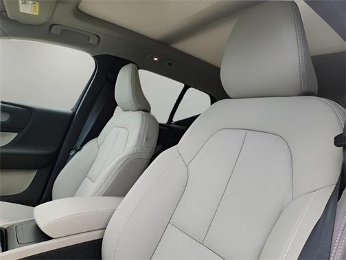 2025 Volvo XC40 B5 Plus Bright Theme