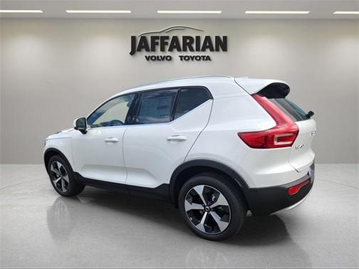 2025 Volvo XC40 B5 Plus Bright Theme