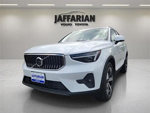 2025 Volvo XC40 B5 Plus Bright Theme