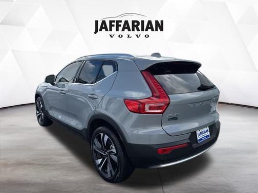 2024 Volvo XC40 B5 Plus Bright Theme