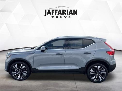 2024 Volvo XC40 B5 Plus Bright Theme