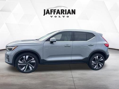 2024 Volvo XC40 B5 Plus Bright Theme