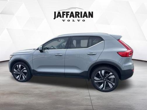 2024 Volvo XC40 B5 Plus Bright Theme
