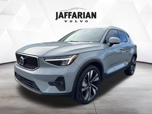 2024 Volvo XC40 B5 Plus Bright Theme
