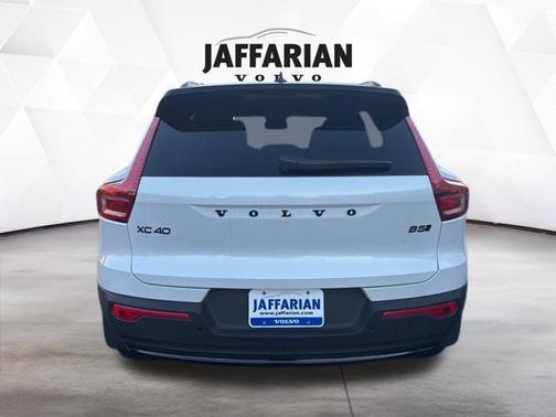 2026 Volvo XC40 B5 Ultra Black Edition