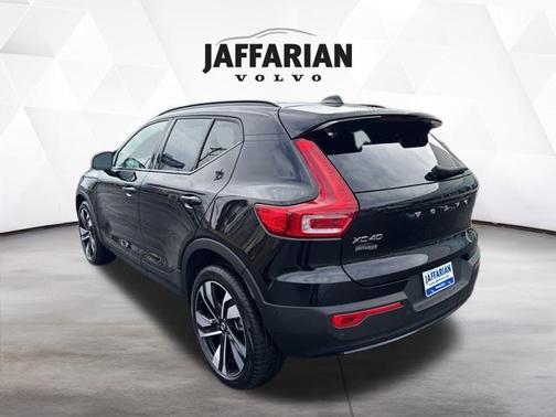 2024 Volvo XC40 B5 Plus Dark Theme