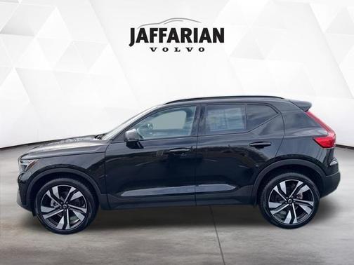 2024 Volvo XC40 B5 Plus Dark Theme