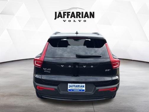 2024 Volvo XC40 B5 Plus Dark Theme