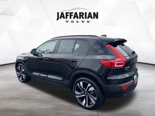 2024 Volvo XC40 B5 Plus Dark Theme
