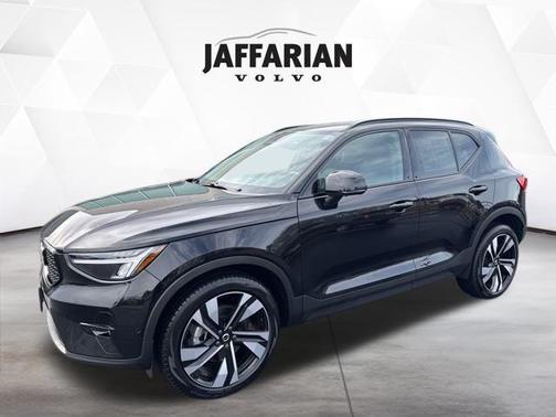 2024 Volvo XC40 B5 Plus Dark Theme