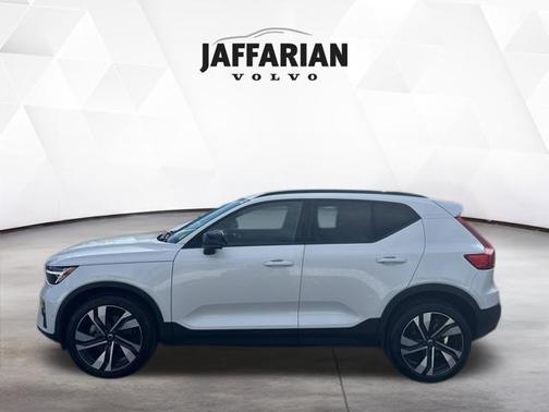 2023 Volvo XC40 B5 Plus Dark Theme