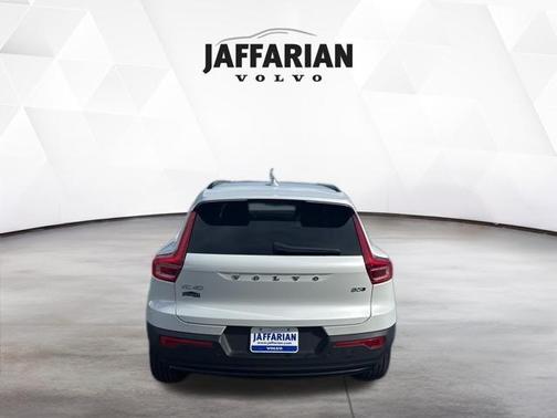 2023 Volvo XC40 B5 Plus Dark Theme