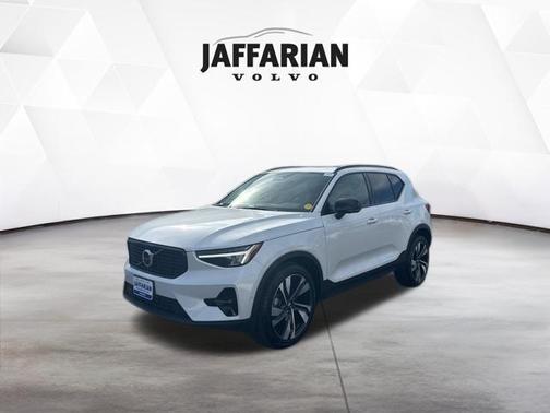 2023 Volvo XC40 B5 Plus Dark Theme
