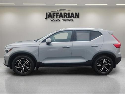 2025 Volvo XC40 B5 Core Bright Theme