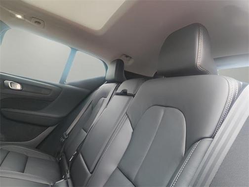2025 Volvo XC40 B5 Core Bright Theme