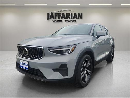 2025 Volvo XC40 B5 Core Bright Theme