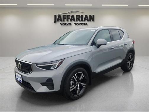2025 Volvo XC40 B5 Core Bright Theme