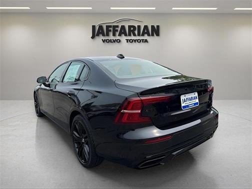 2022 Volvo S60 Recharge Plug-In Hybrid T8 Black Edition R-Design Extended Range