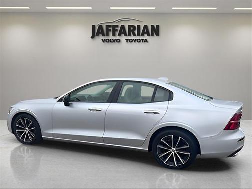 2022 Volvo S60 B5 Momentum