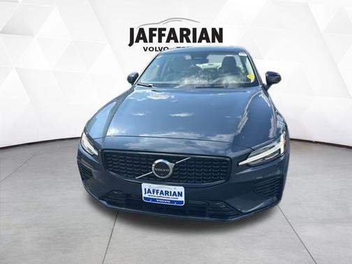 2024 Volvo S60 Recharge Plug-In Hybrid T8 Plus Dark Theme